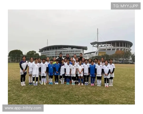 社区活动:AC米兰球员参与当地青少年训练营互动 社区活动:AC米兰球员参与当地青少年训练营互动